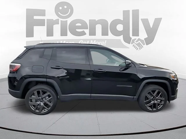 New 2026 Diamond Black Crystal Pearlcoat Jeep Limited image 6