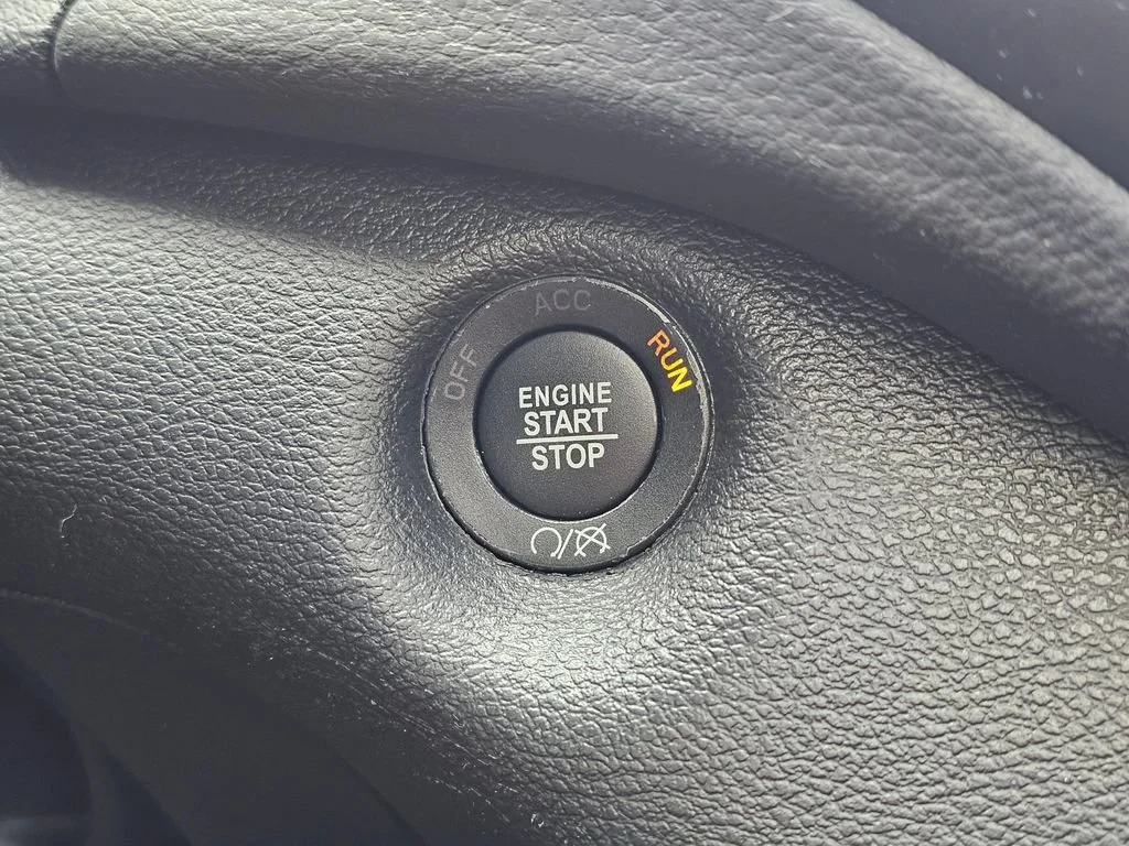 Used 2022  Jeep Limited image 32