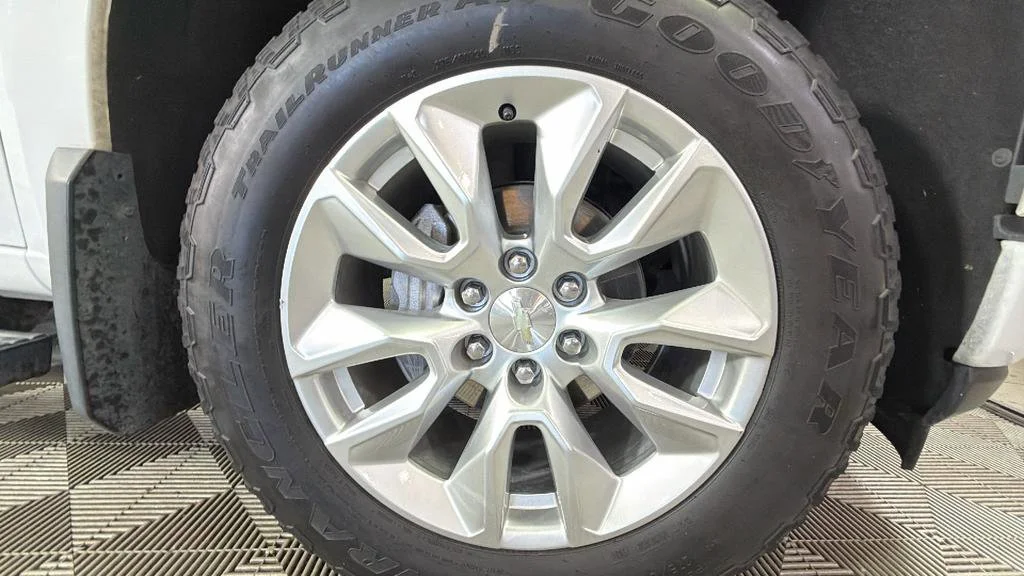 Used 2020 SUMMIT WHITE Chevrolet Custom image 35