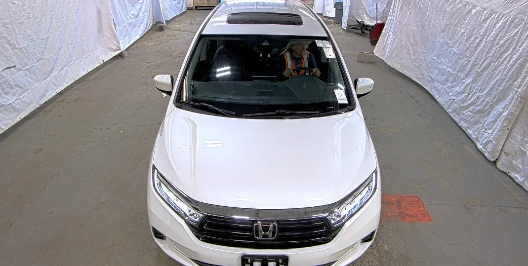Certified Used 2023 Platinum White Pearl Honda Touring image 2
