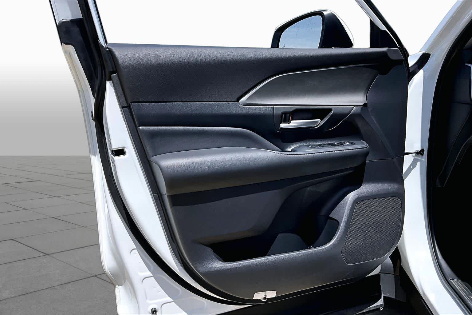Used 2024 Wind Chill Pearl Toyota Hybrid XLE image 22