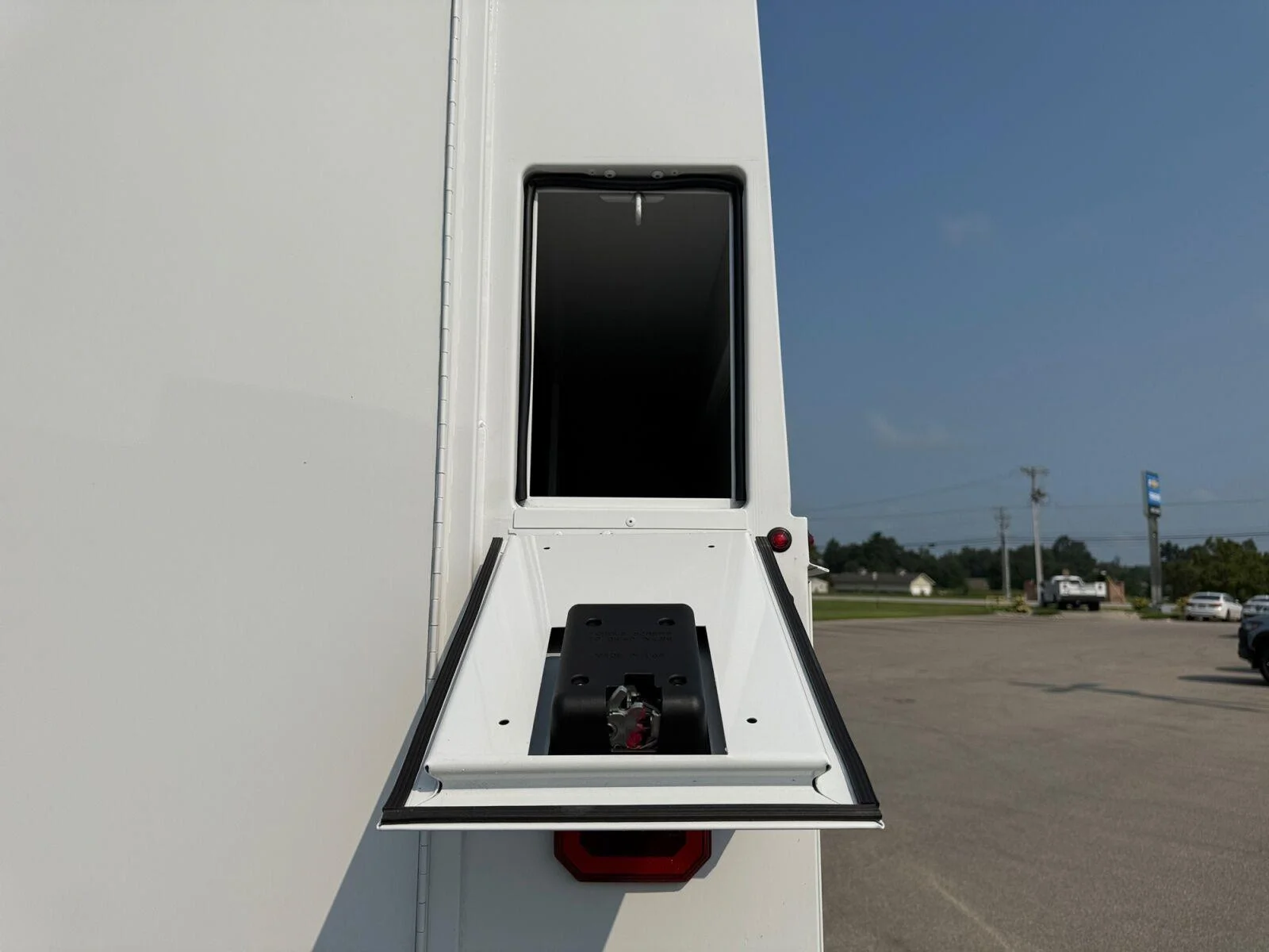 New 2026 Summit White Chevrolet 1WT image 17