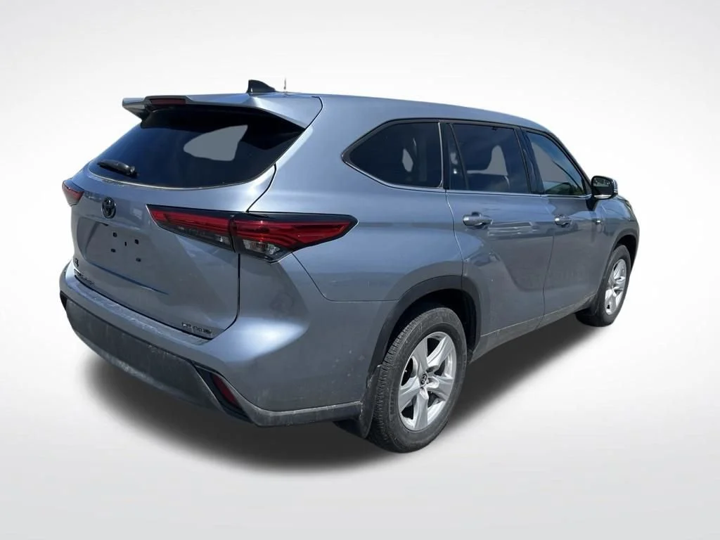 Used 2022 Moon Dust Toyota LE image 5