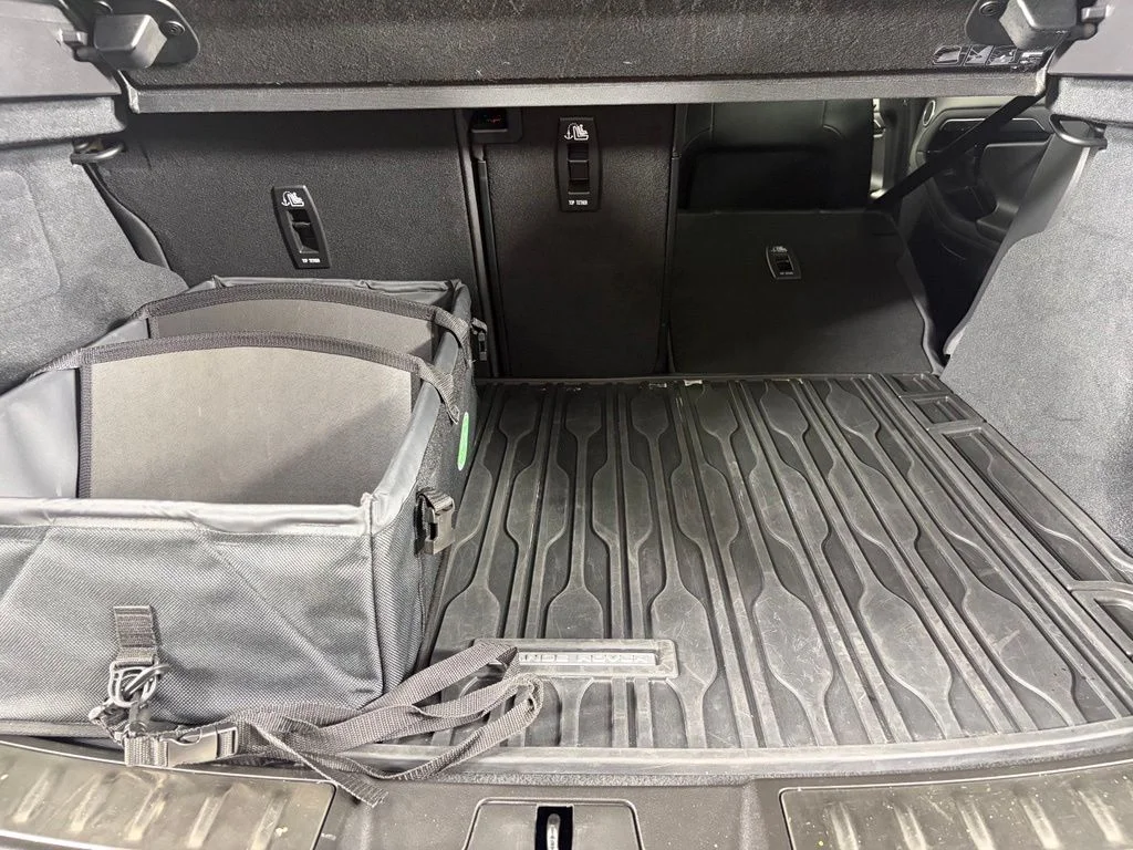 Used 2023 Gray Land Rover Dynamic image 21
