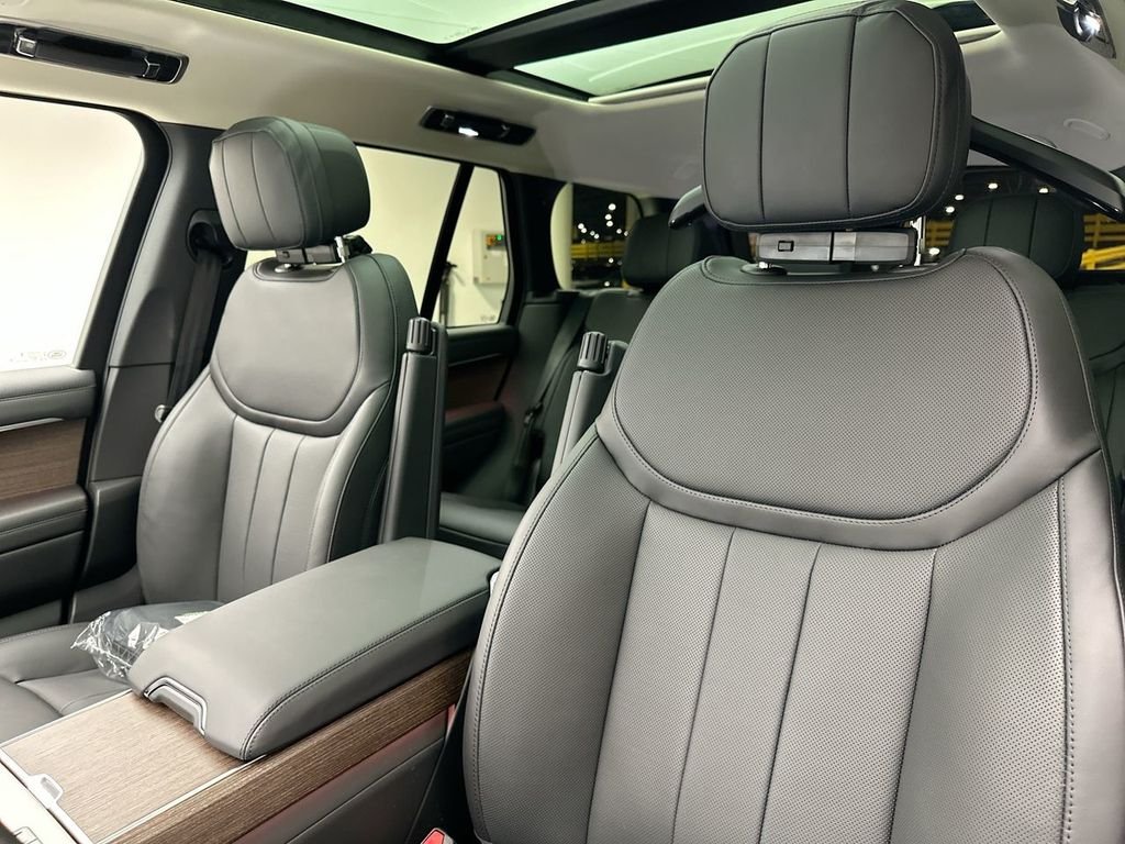 New 2026 Ostuni Pearl Wht Prem Met Land Rover SE image 10