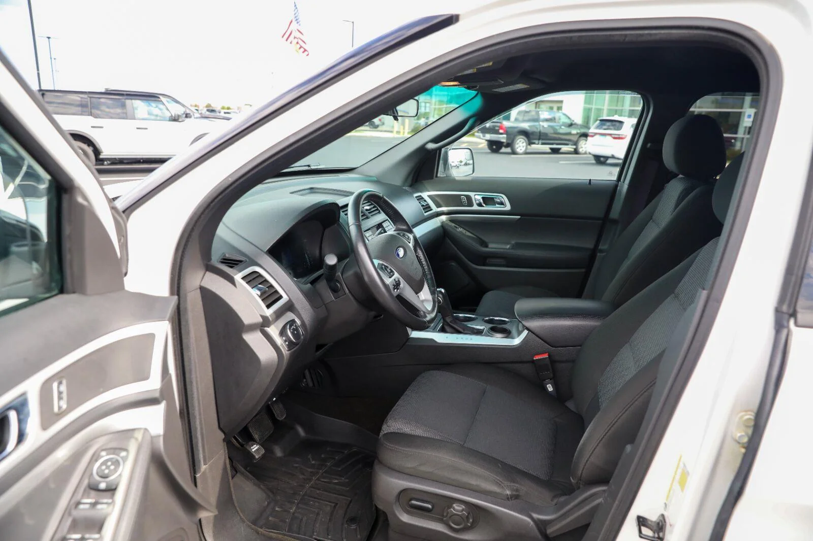 Used 2013 White Platinum Metallic Tri-Coat Ford XLT image 3