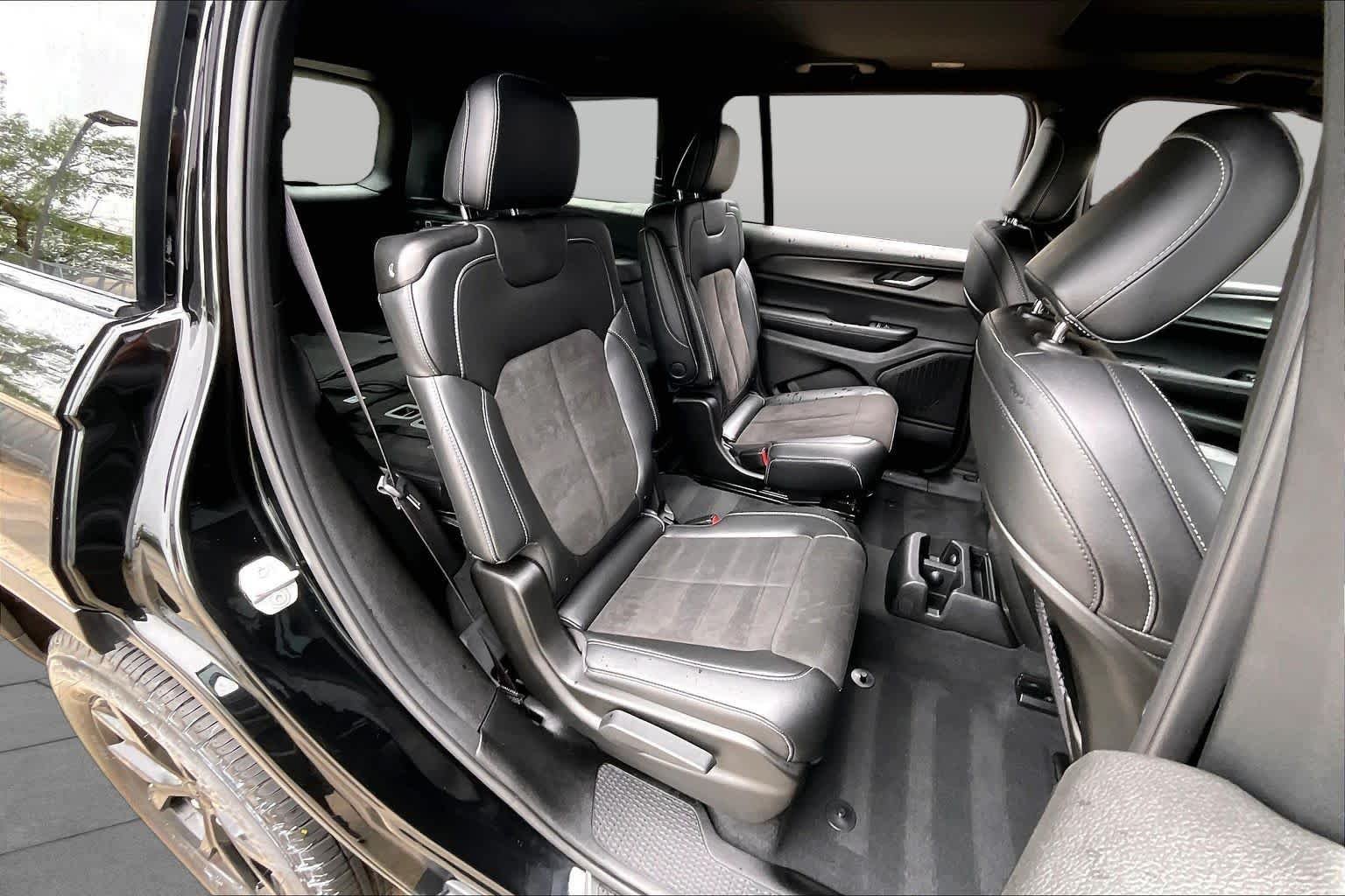 Used 2025 Diamond Black Crystal Pearlcoat Jeep Altitude X image 20