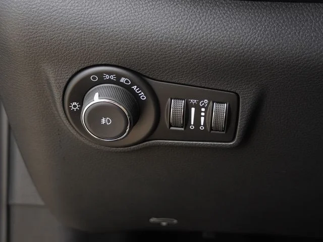 New 2026 Diamond Black Crystal Pearl-Coat Exterior Paint Jeep Latitude image 20