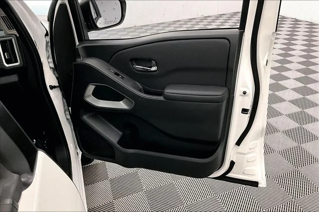 New 2026 Glacier White Nissan SV image 39