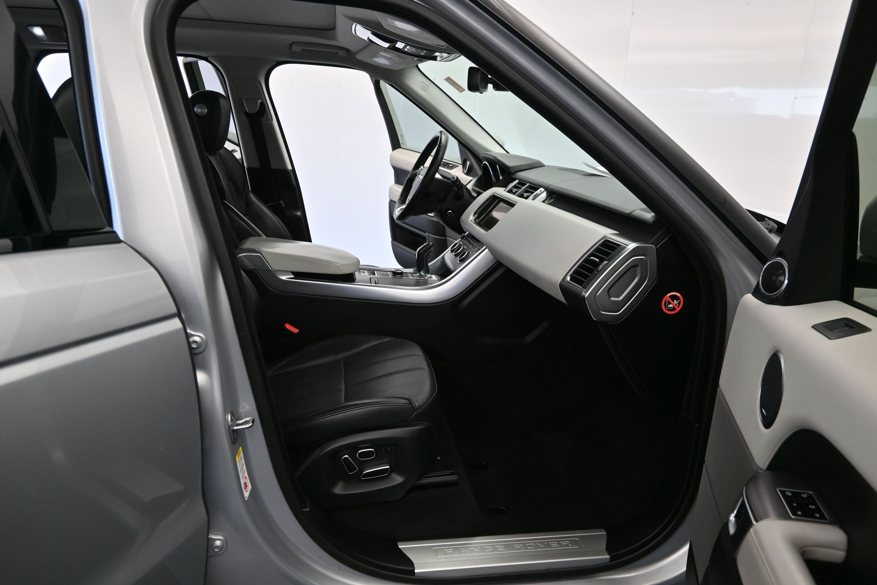 Used 2014 Causeway Gray Metallic Land Rover HSE image 17