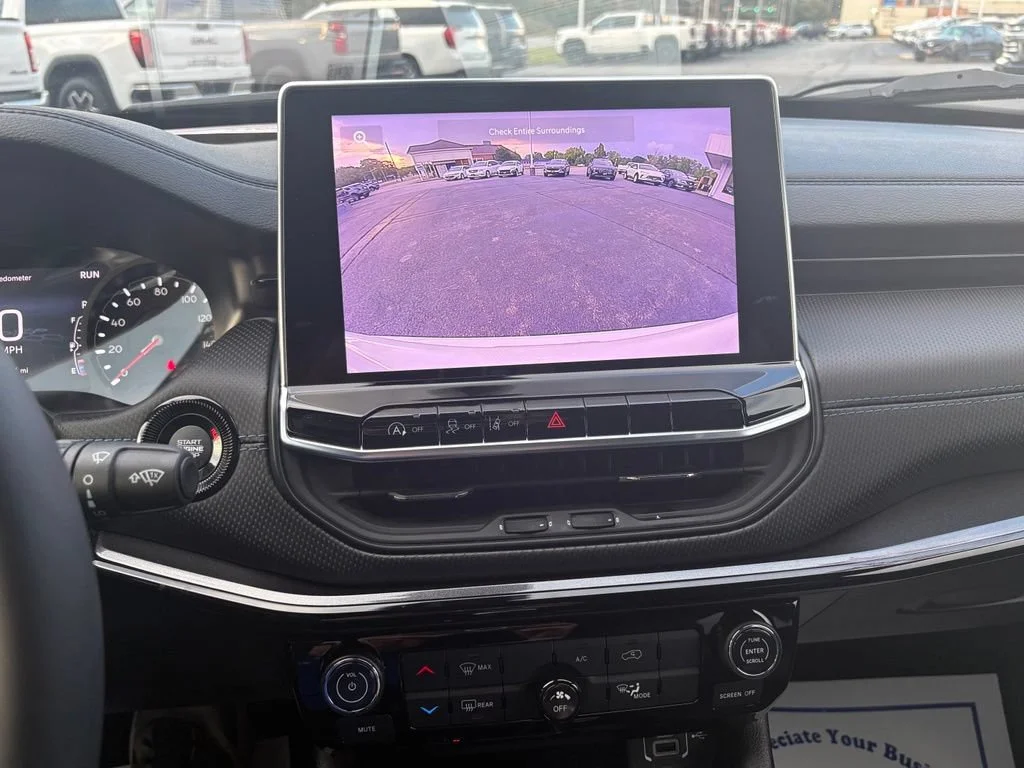 Used 2025 White Jeep Latitude image 16