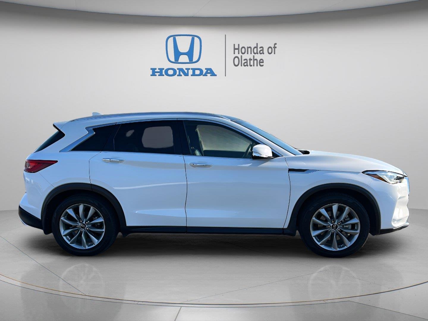 Used 2021  INFINITI LUXE image 2
