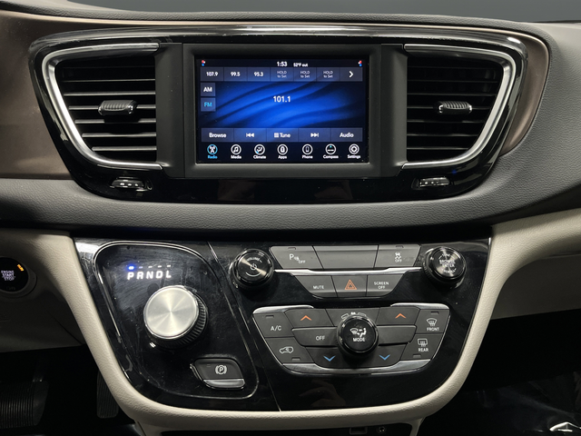 Used 2018 Granite Crystal Metallic Clearcoat Chrysler L image 7