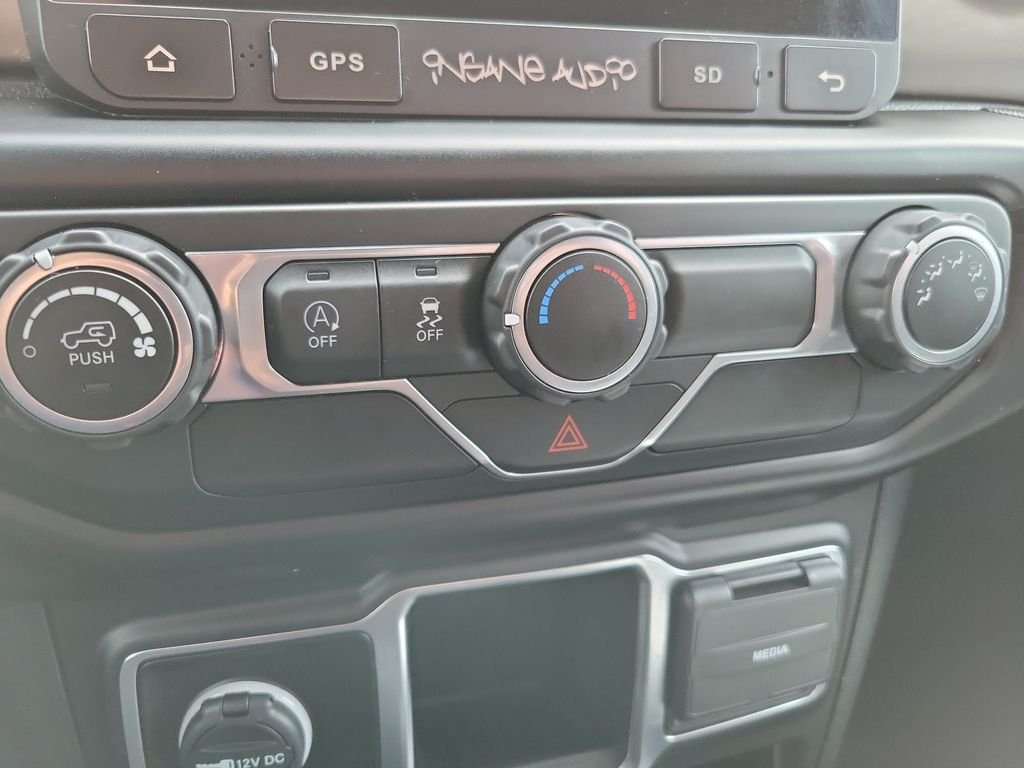 Used 2020 Green Jeep Sport image 27