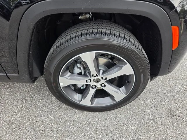 New 2026 Diamond Black Crystal Pearl-Coat Exterior Paint Jeep Limited image 18
