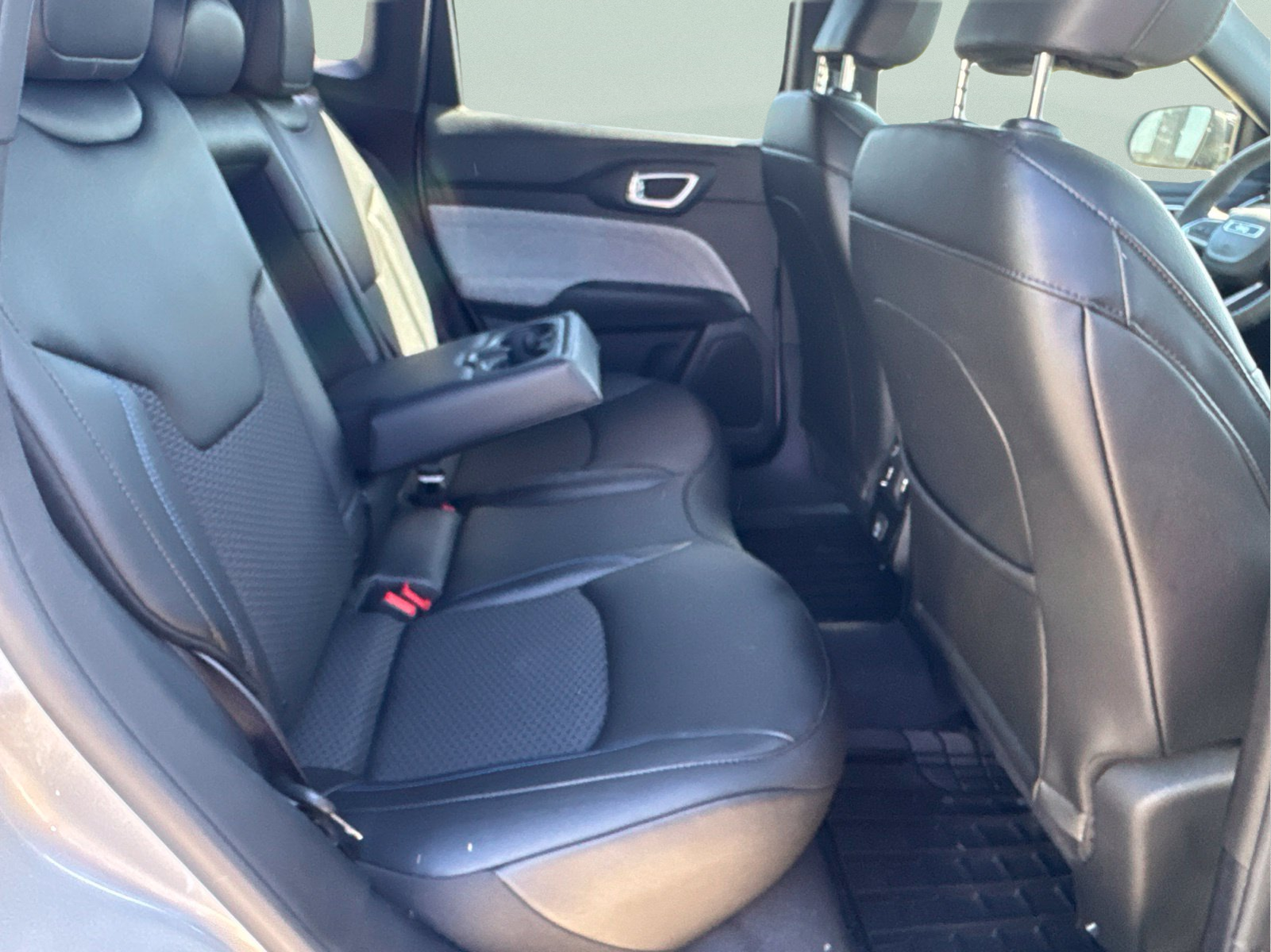 Used 2025 Silver Jeep Latitude image 11