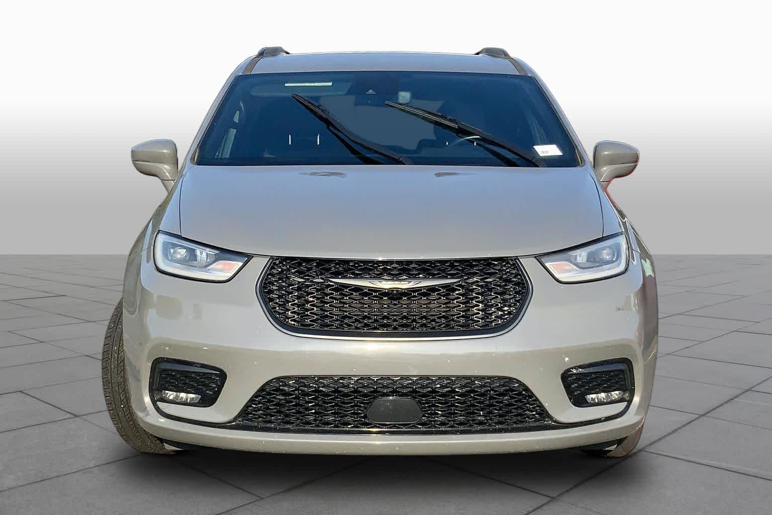 Used 2021 Ceramic Gray Clearcoat Chrysler Touring L image 4