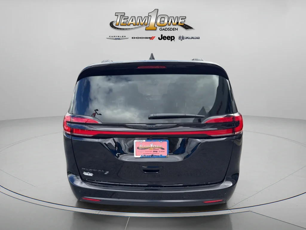 New 2026 Diamond Black Crystal Pearl-Coat Exterior Paint Chrysler Select image 8