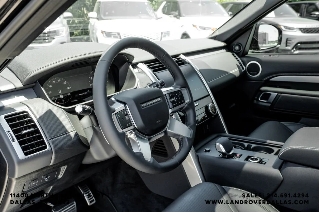 New 2026 Santorini Black Metallic Land Rover Dynamic SE image 15