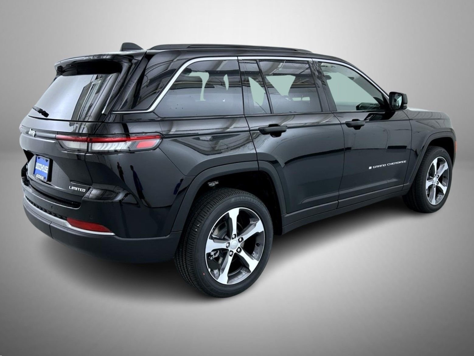 New 2026 Diamond Black Crystal Pearl-Coat Exterior Paint Jeep Limited image 5