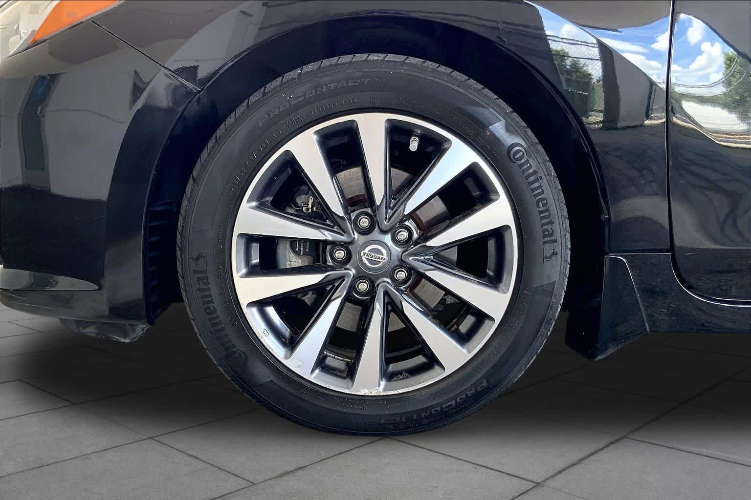 Used 2016 Super Black Nissan 2.5 SV image 11