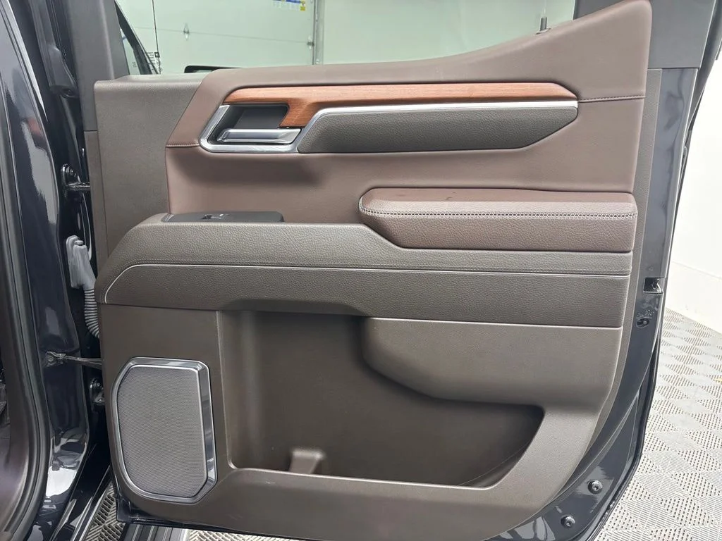 Used 2023 Silver GMC Denali image 41
