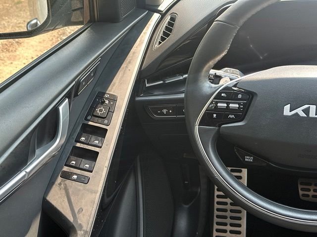 Used 2023 Snow White Pearl Kia Wave image 29