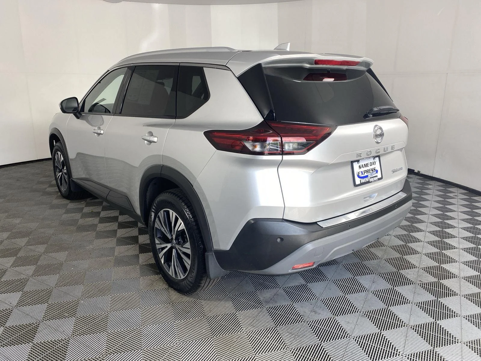 Used 2021 Brilliant Silver Metallic Nissan SV image 5