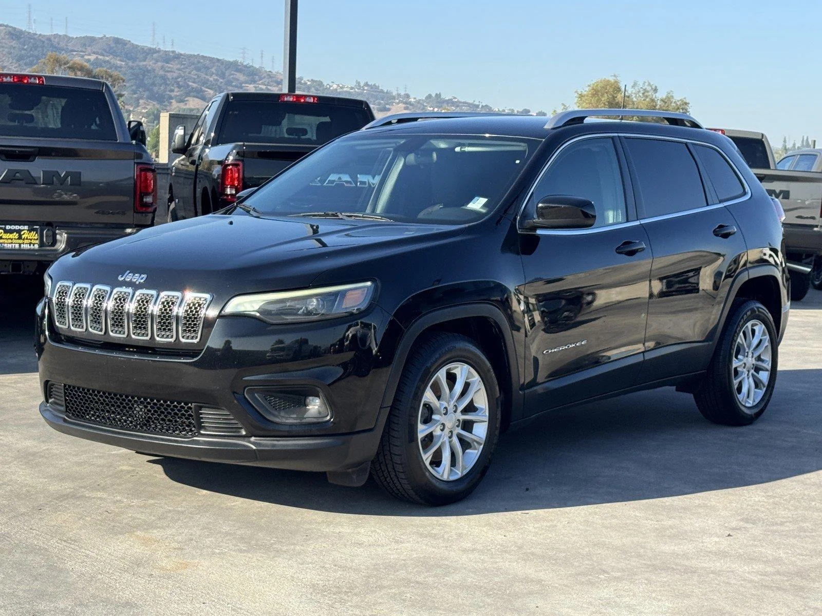 Used 2019 Diamond Black Crystal Pearlcoat Jeep Latitude image 3