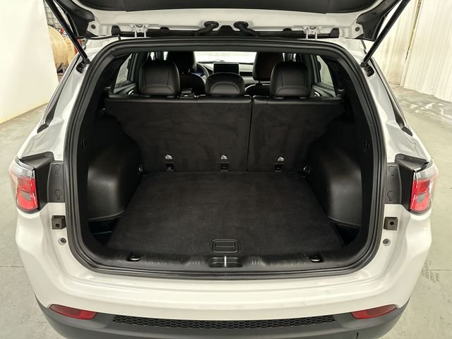 Used 2022 White Jeep Latitude image 21