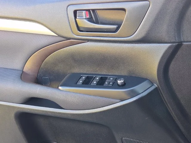 Used 2019 White Toyota LE image 29