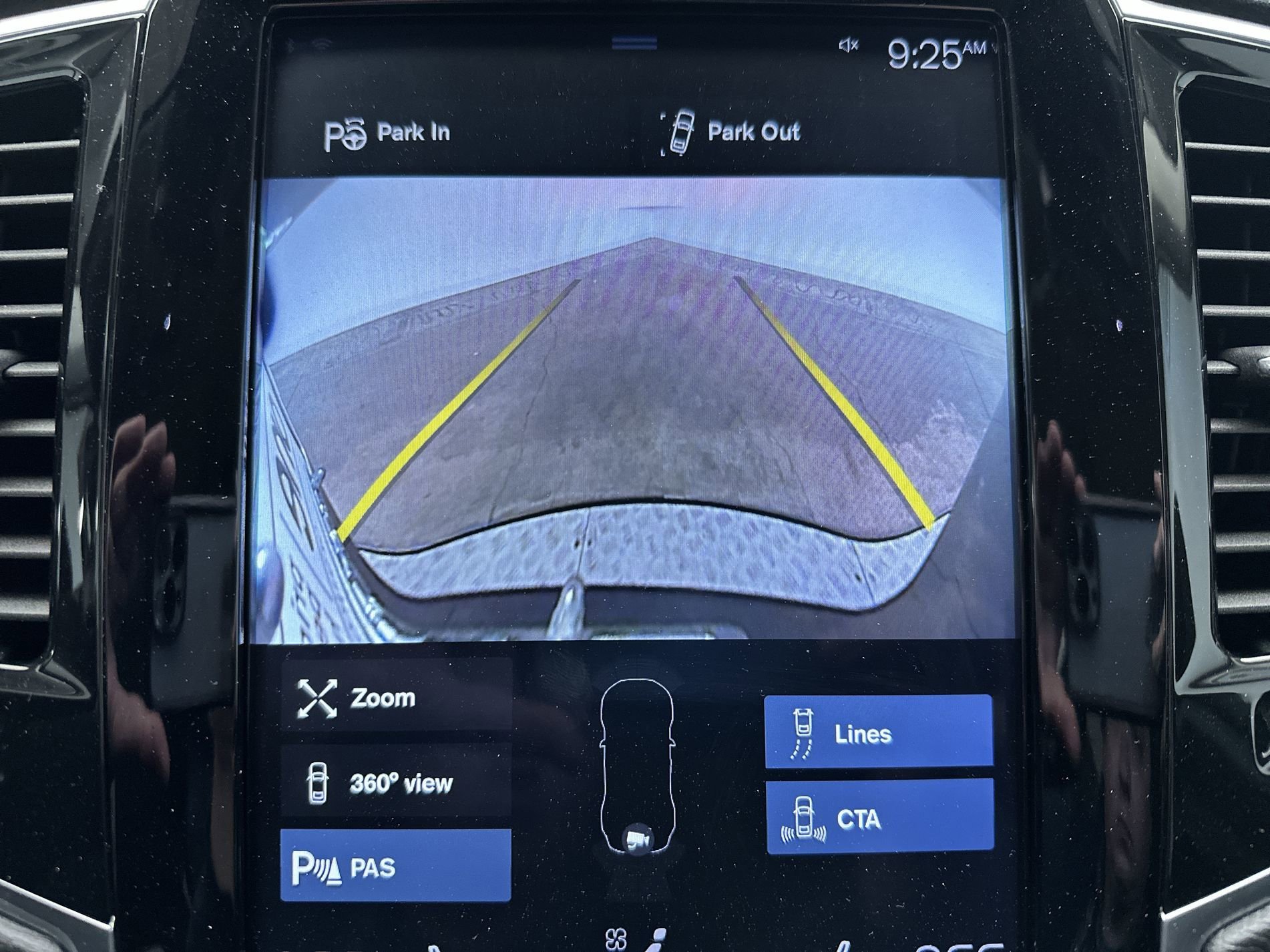 Used 2018 Onyx Black Metallic Volvo Momentum image 19