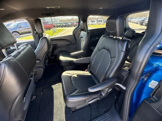 New 2026 Hydro Blue Pearl-Coat Exterior Paint Chrysler Select image 12