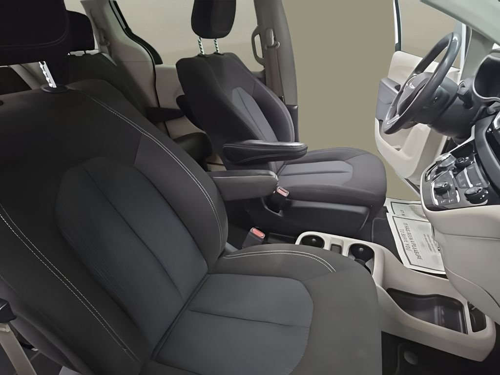 Used 2022 White Chrysler LX image 24