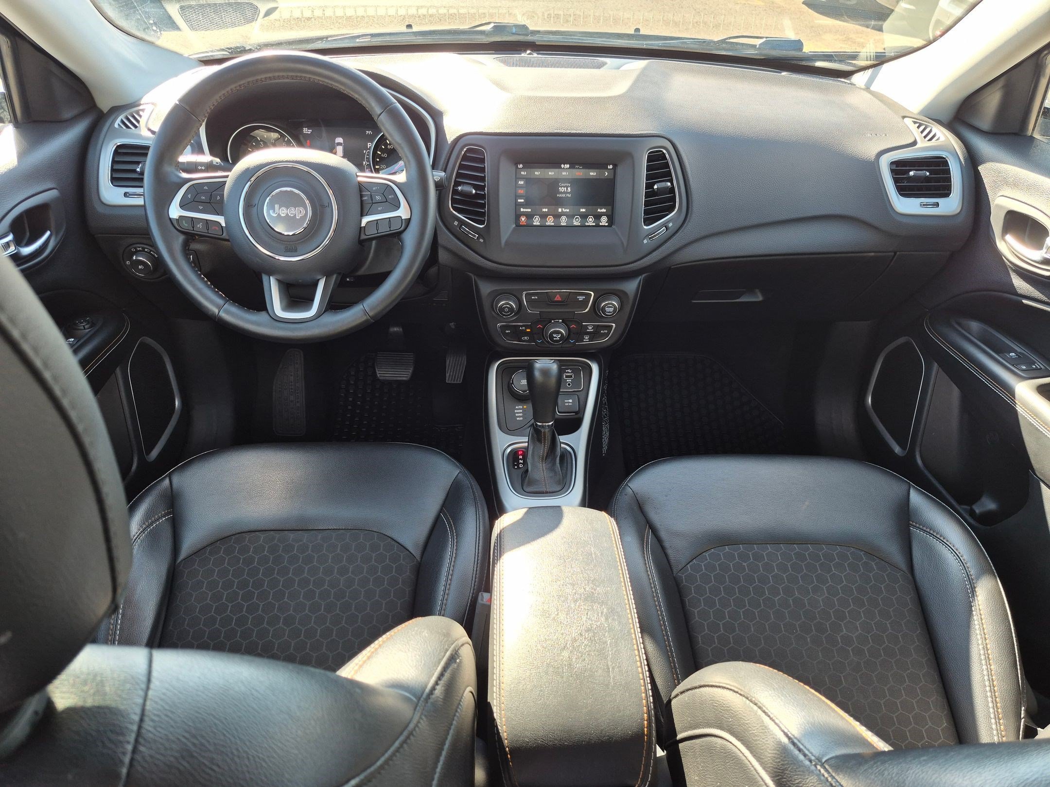 Used 2018 Granite Crystal Metallic Clearcoat Jeep Latitude image 26