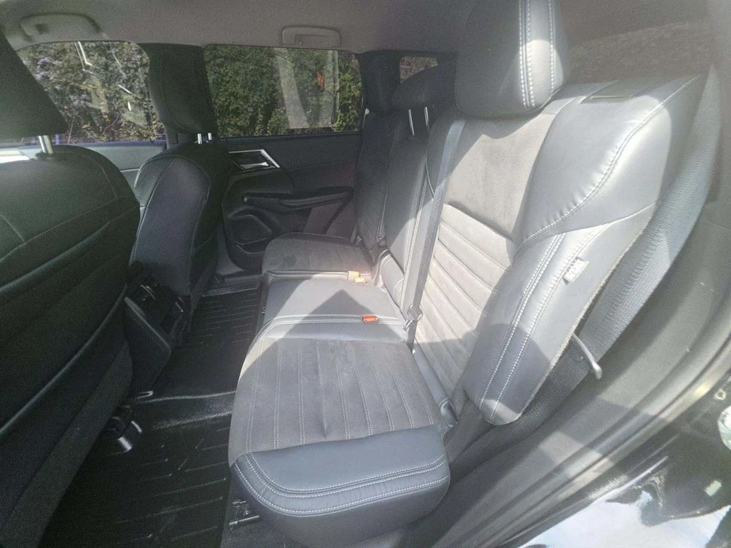 Used 2023 Black Mitsubishi SE image 5