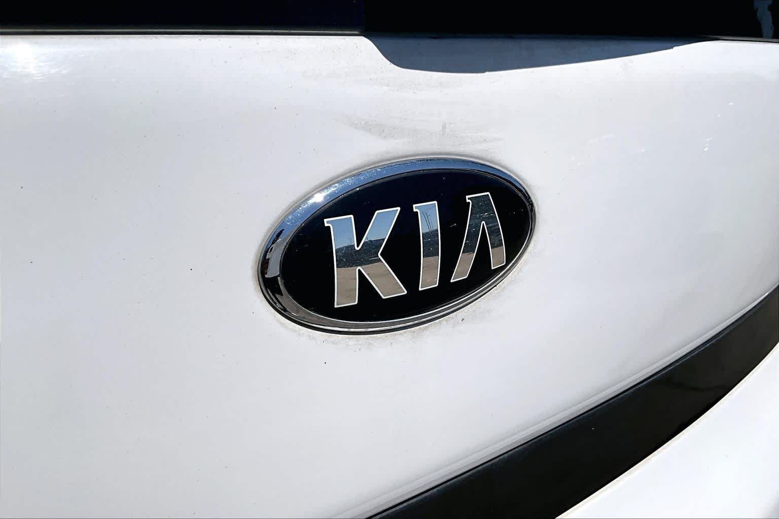 Used 2016 Clear White Kia Base image 10