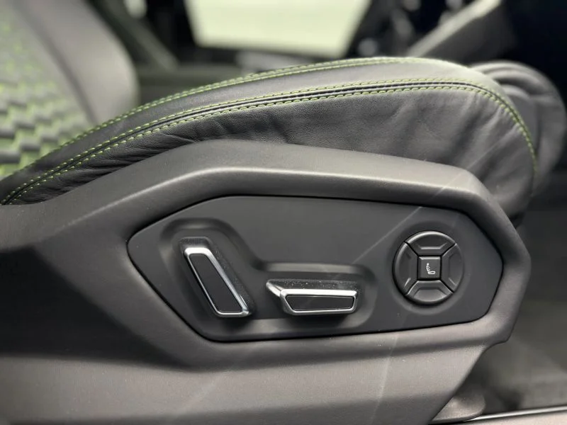 Used 2022  Lamborghini Sport Utility 4D image 34