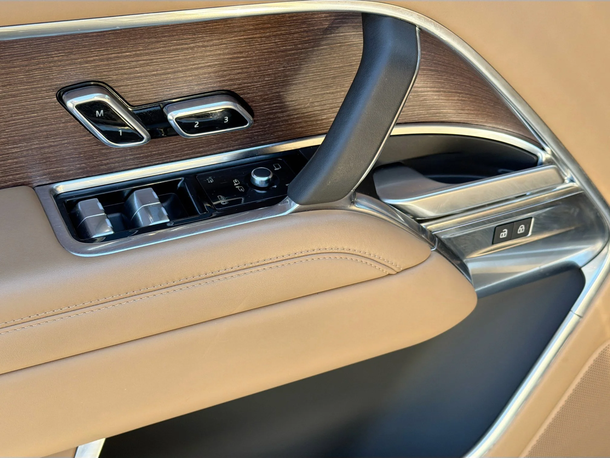 Used 2024 Sunset Gold SV Bespoke Ultra Metallic Satin Land Rover SE image 23
