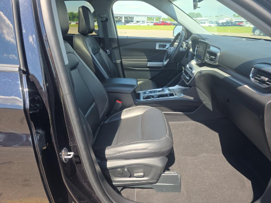 Used 2024 Black Ford XLT image 3