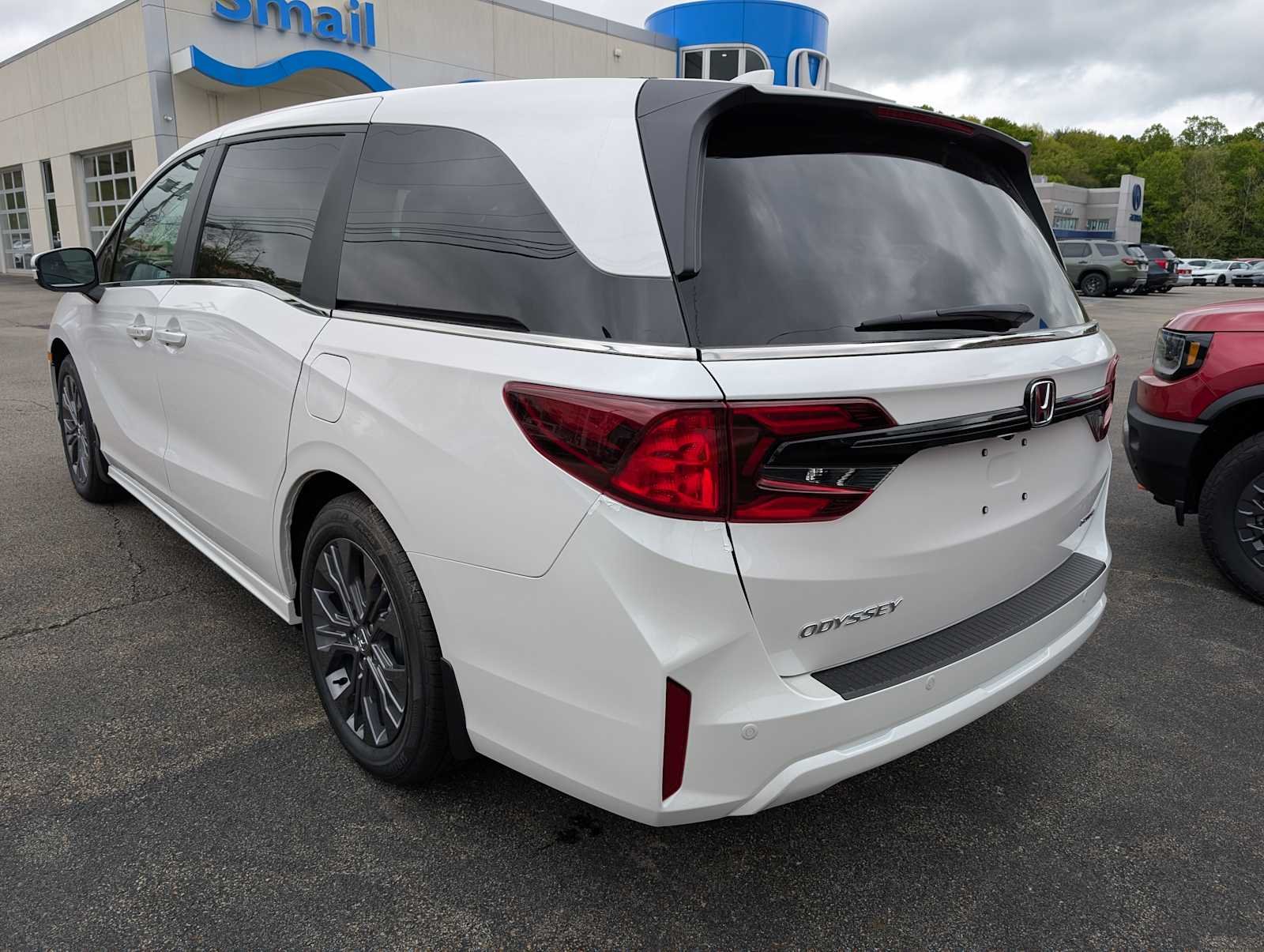New 2026 Platinum White Pearl Honda Touring image 9