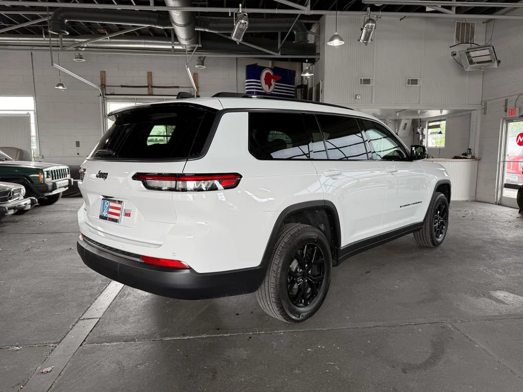 New 2026 White/off-white Jeep Laredo image 12