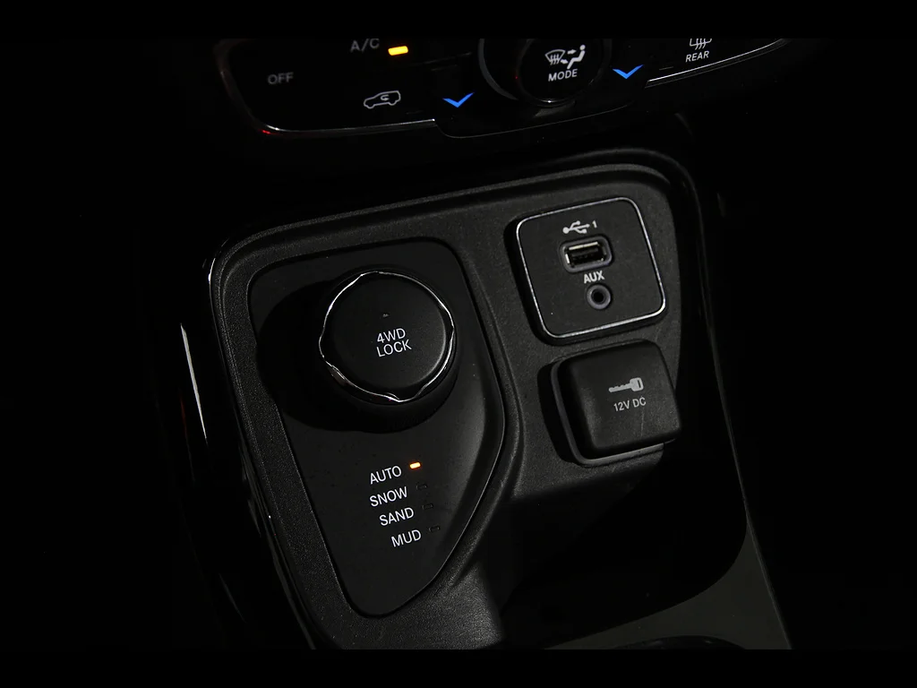 Used 2020 Diamond Black Crystal Pearl Coat Jeep Limited image 18
