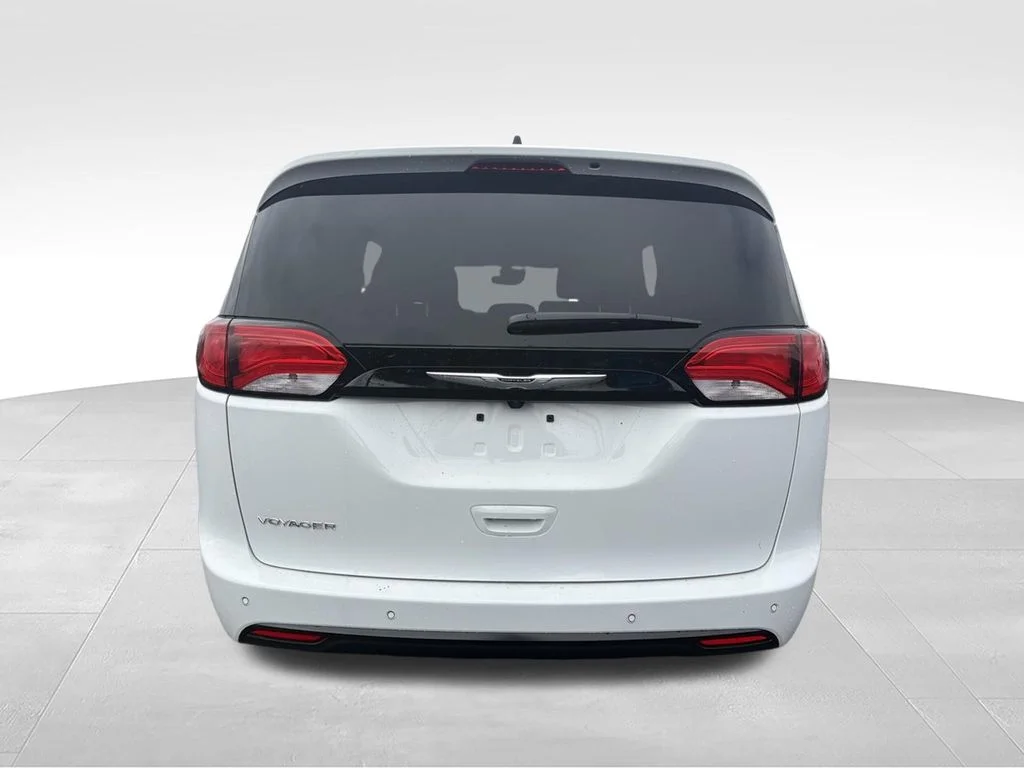 New 2026 Bright White Clear-Coat Exterior Paint Chrysler LX image 4