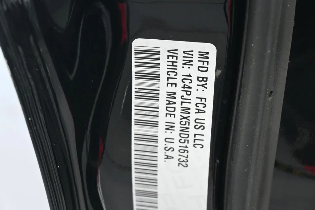 Used 2022 Diamond Black Crystal Pearlcoat Jeep Latitude Lux image 17