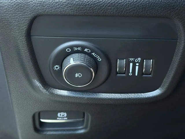 Used 2025 White Jeep Limited image 31