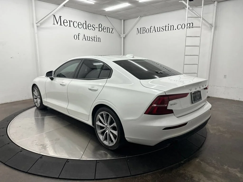 Used 2019 White Volvo T5 Momentum image 5