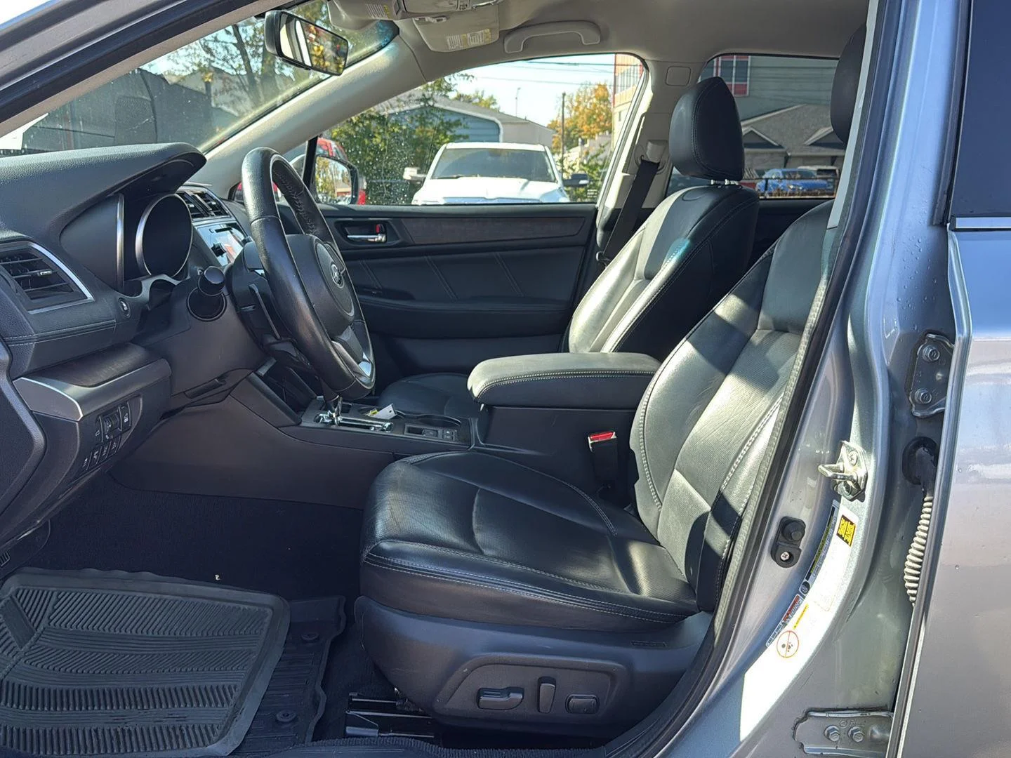 Used 2019 Ice Silver Metallic Subaru Limited image 9
