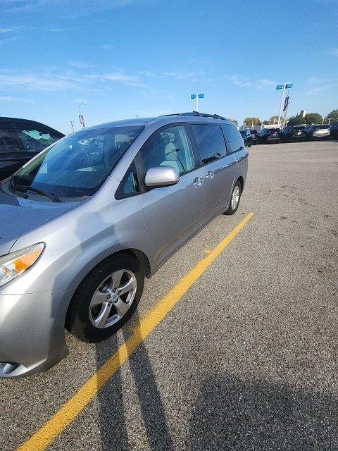 Used 2011 Silver Toyota LE image 2