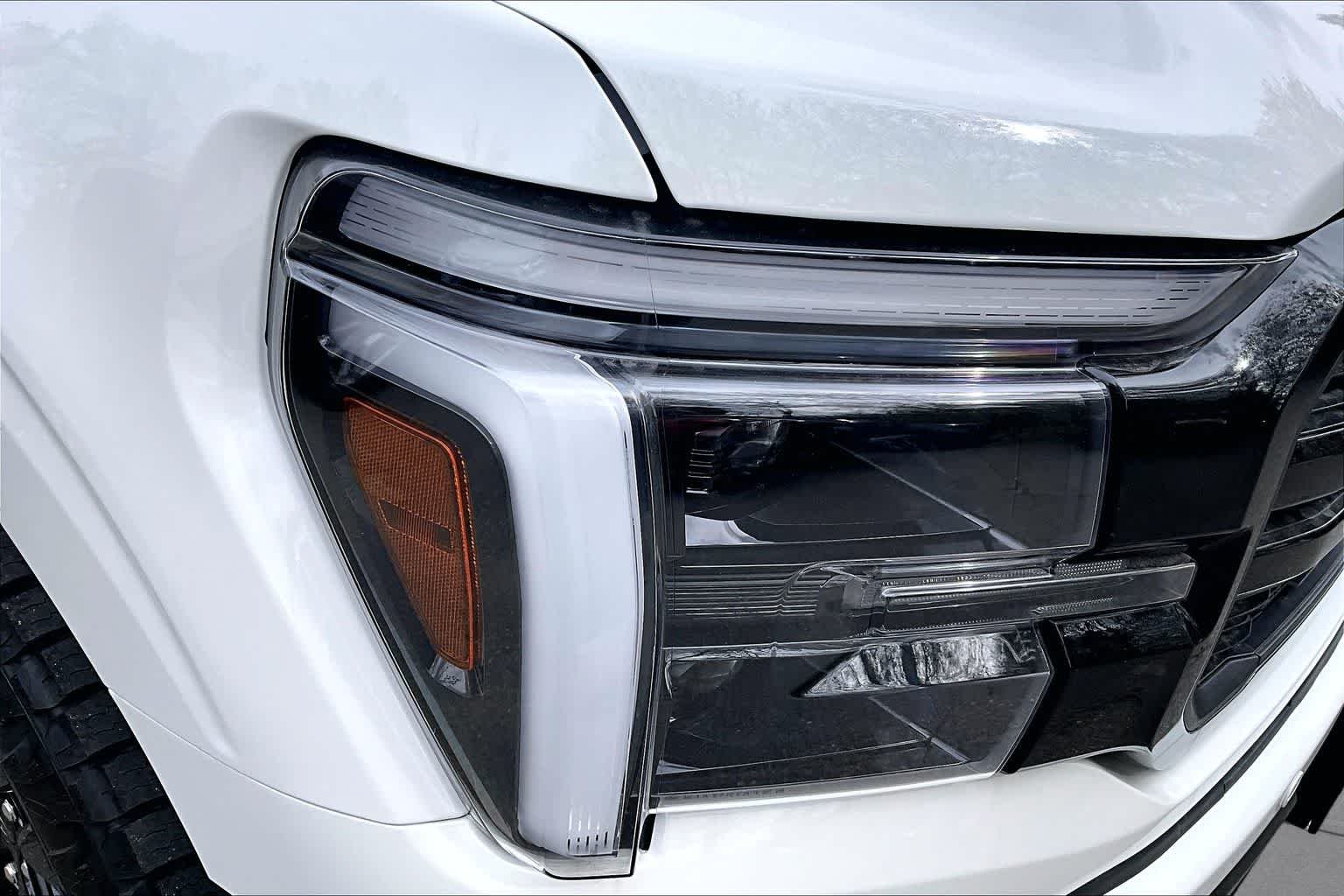 Used 2025 Star White Metallic Tri-Coat Ford LARIAT image 26